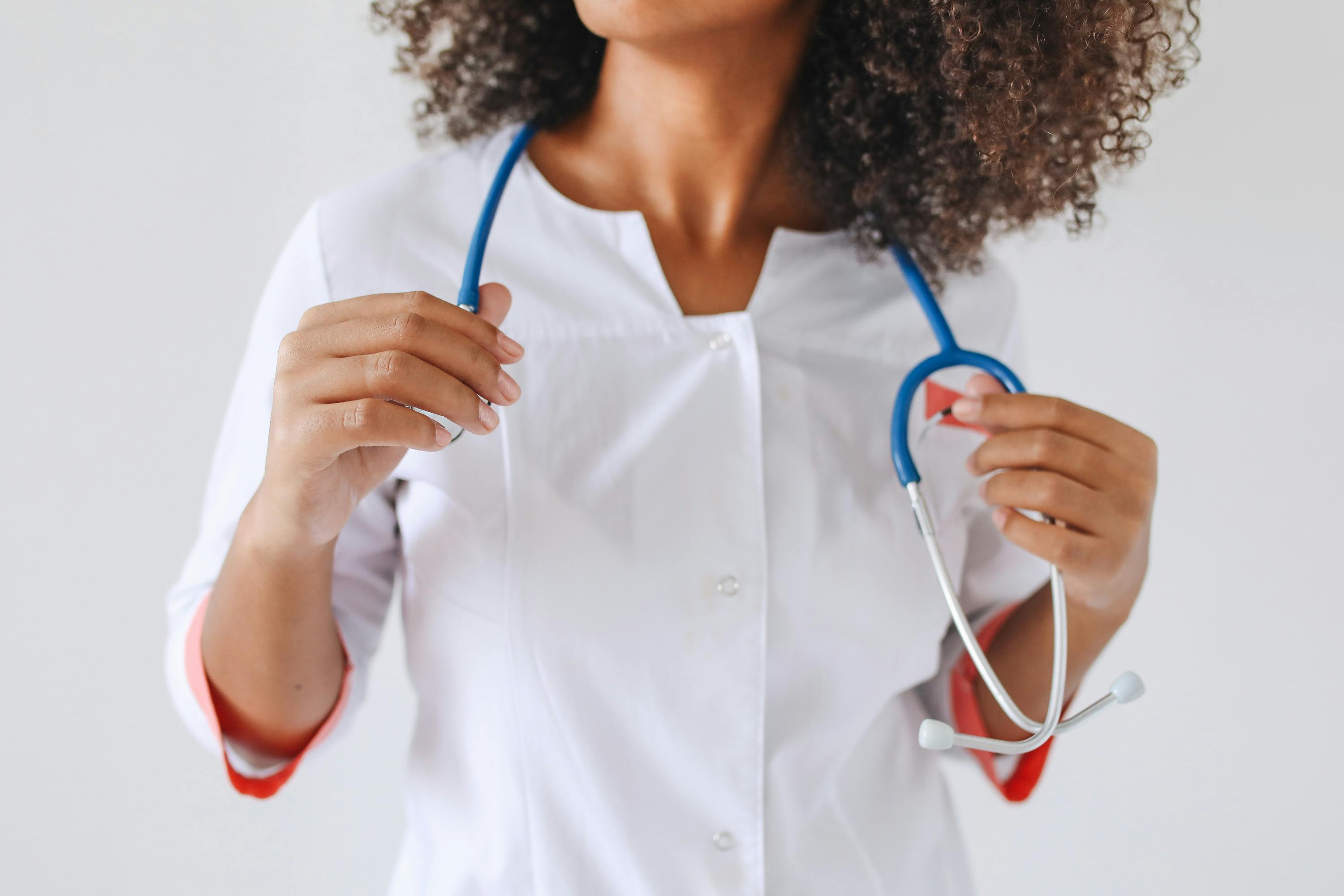 Profesional médico moderno en clínica contemporánea